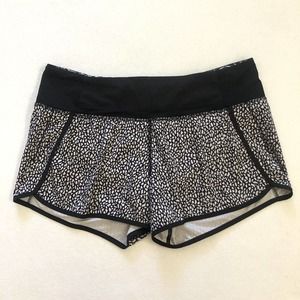 Lululemon Women Miss Mosaic Black White Print 4 Way 4" Lined Run Times Short 8